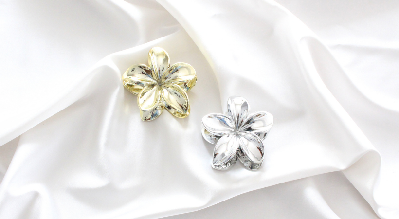 gold lotus mandal toka ve silver lotus mandal toka saten örtü üzerinde